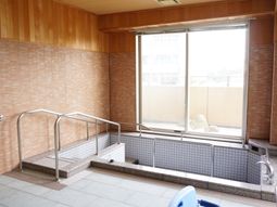 明るい照明の浴室