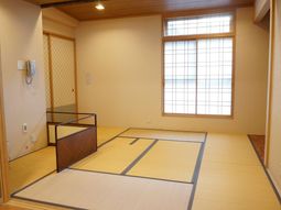 明るい和室の居室