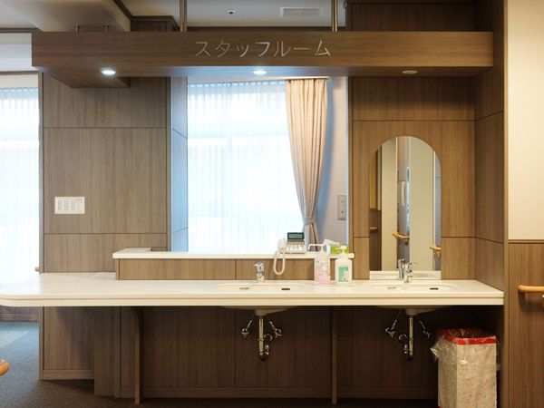 スタッフルームの洗面台