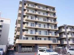 多階層の建物全景