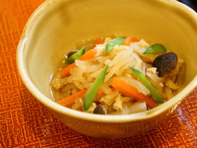 色鮮やかな和食料理 食事 栄養満点で彩り豊かな食事を提供しております。バランスの良いメニューで、毎日の食卓を楽しく彩ります。