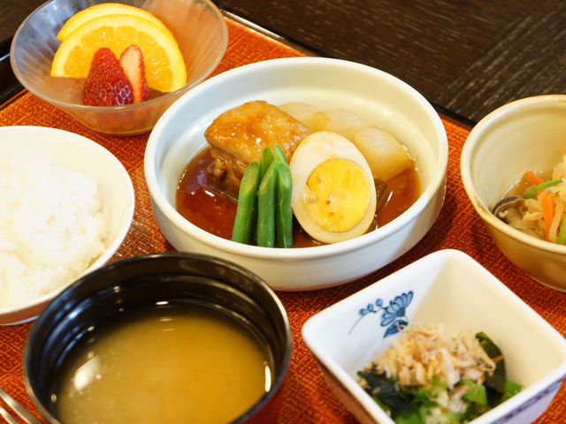 バランスのよい食事内容 食事 栄養満点の和食メニューで、毎日の健康をサポートします。温かくやさしい雰囲気の食事が楽しめる環境です。