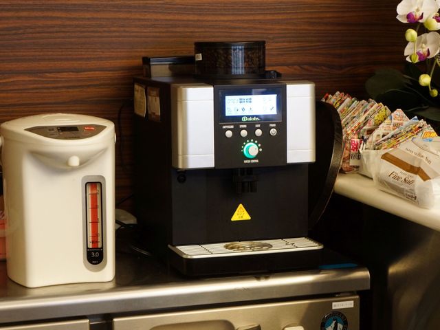 コーヒーマシンとティーバッグ コーヒーメーカー お茶の時間に役立つ設備が整えられた休憩スペースです。訪れる方々に安らぎの時間をご提供致します。