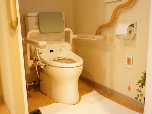 バリアフリートイレ設備 トイレ 安心のための手すり付きの清潔なトイレ空間です。安全に配慮された設計で日々の暮らしをサポートします。