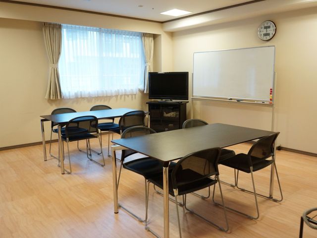 多目的室の設備 共有スペース ゆとりを持ったスペースで、集会や活動が行える多用途に対応した明るい多目的室です。勉強会や趣味の時間など、自由に使える場所としてご利用いただけます。