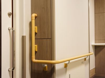 バリアフリーの手すり付き廊下