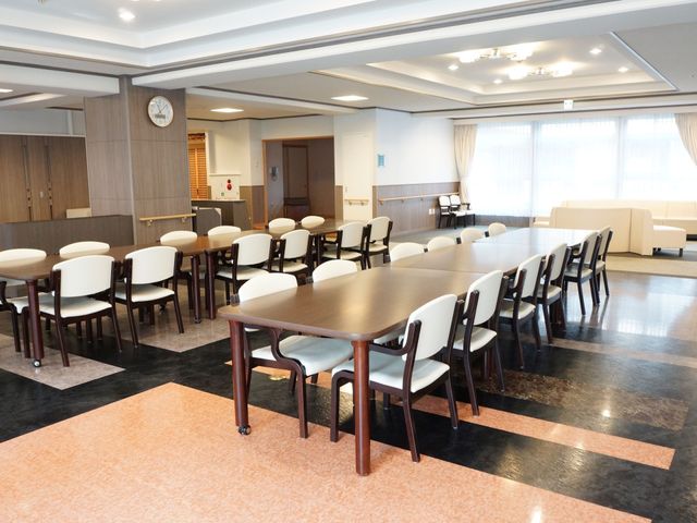 広々とした明るい食堂 多目的ホール ゆったりとした席配置で明るく開放的な食堂です。日々の食事や交流の場としてご利用いただけます。