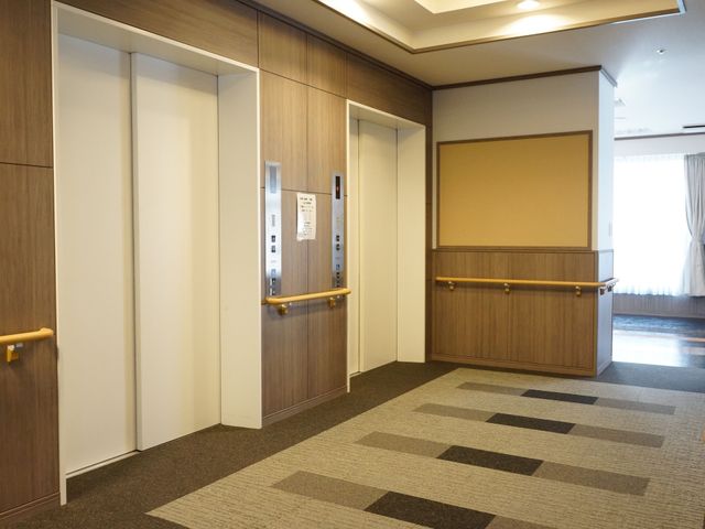 エレベーター付き廊下 エレベーター 手すりがついた清潔感のある廊下は、使いやすいエレベーターが設置されており、移動に便利です。