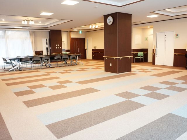 広々とした快適な食堂 共有スペース ゆとりのある空間で、居心地のよい食堂です。広い座席配置で、コミュニケーションも取りやすくなっています。