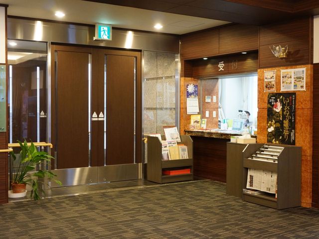 エントランスと受付エリア 玄関 清潔感のあふれるエントランスには多彩な情報を掲載した掲示物があり、スタッフが訪問者を温かく迎えます。