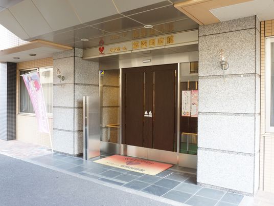 入口のある外観