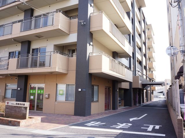 明るいエントランスの施設 外観 広々としたエントランスが迎えてくれる施設です。職員と住人の笑顔があたたかい雰囲気を作り出しています。
