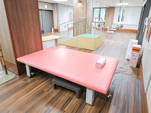 機能訓練室の明るい空間 機能訓練室 床暖房のある温かな空間で、日々のリハビリをサポートする設備が整っております。安全に配慮された訓練台で、様々な運動が行えます。