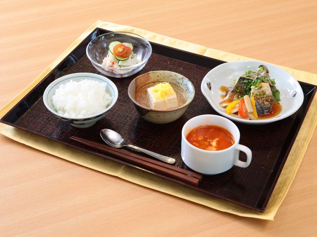 和洋折衷の食事セット 食事例 栄養バランスを考慮した和洋折衷の彩り豊かな食事です。