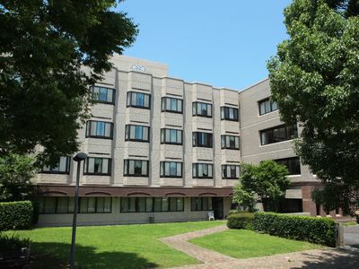 緑豊かな建物外観