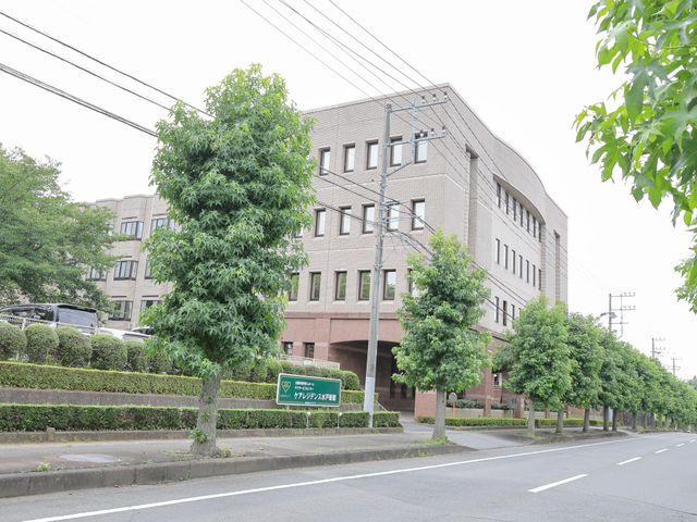 快適な外観の施設 外観 ゆったりとした外観の建物前は、緑豊かで心休まる環境が広がっており、安らぎのある日常を過ごせそうです。