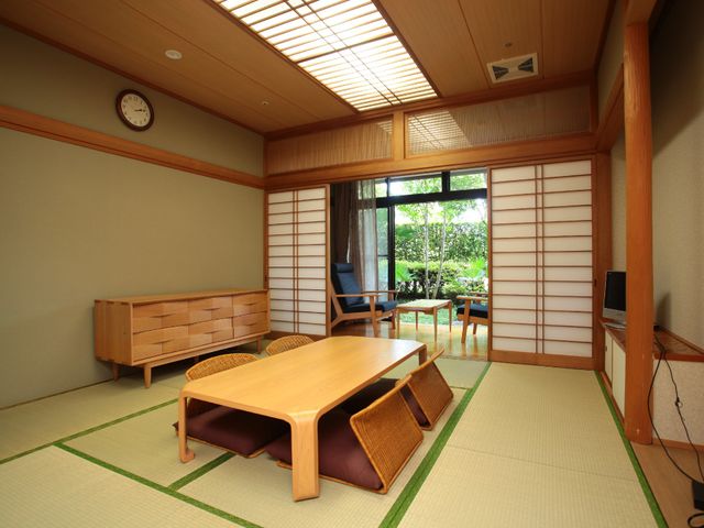 和室の明るい居心地 ゲストルーム 穏やかな緑が窓越しに見え、温かみのある木のぬくもりが感じられる空間です。