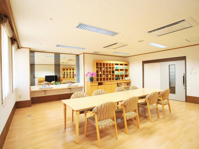 やすらぎのダイニングルーム クラブルーム 明るい照明と広々とした空間で、心地よい食事のひとときを。