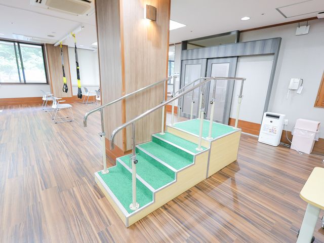 広々とした多目的室 多目的室 段差に手すりがついた多目的室です。安全に活動できる工夫が見られます。