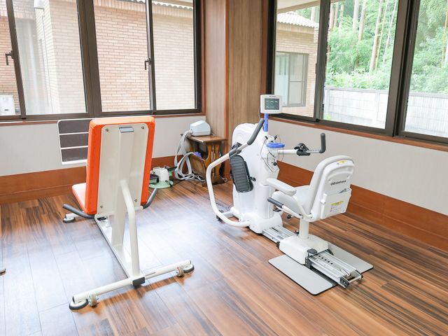 訓練機器のある部屋 機能訓練室 明るく清潔な機能訓練室です。充実した設備で日々のリハビリをサポートします。