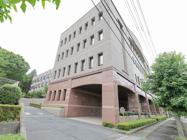 広々としたエントランス 外観 開放感あふれる入口は、安心してお出迎えできる空間です。車椅子の方もゆとりを持ってお通りいただけます。