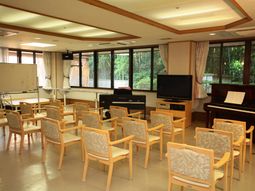 椅子とピアノのある部屋