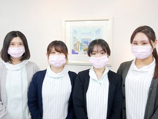 マスク姿のスタッフ4人 ロビー  