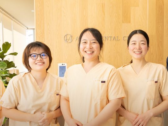 笑顔のスタッフエントランス  