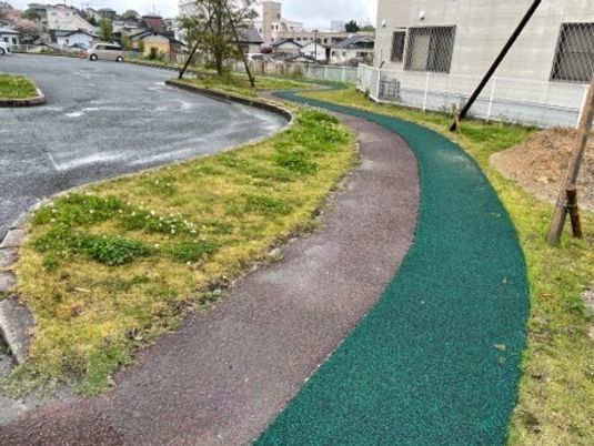 曲線のある外回り通路  