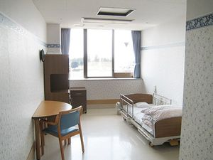 窓際の明るい居室  