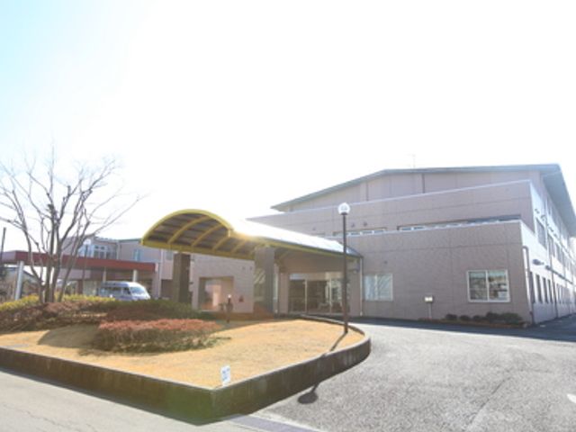 日差しの中の明るい外観 ひだまりのような暖かな日差しが降り注ぐ施設外観です。広々としたアプローチは来訪者をやさしく迎え入れます。