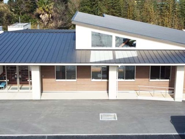 平屋の外観 外観   落ち着いた色合いの平屋で、窓が多く自然光を取り込みやすそうです。ゆったりした前面スペースがあり、出入りもしやすそうです。