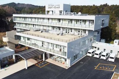 広い正面玄関の建物外観