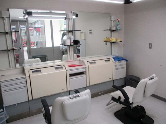 鏡のある理美容室