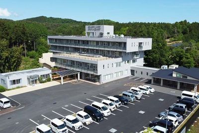 緑に囲まれた建物の外観