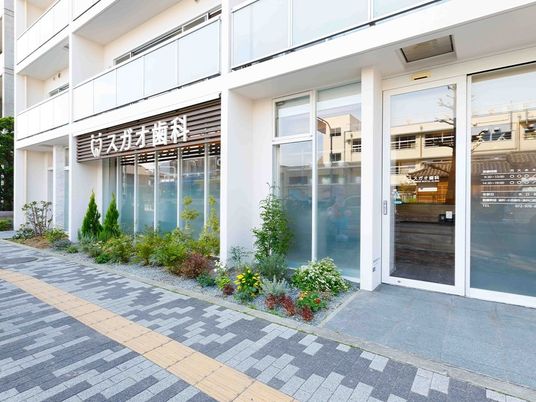 明るい外観の入口  