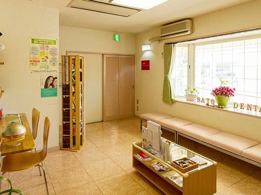 明るい待合室の内観  