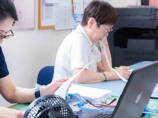 事務作業をする職員の様子  