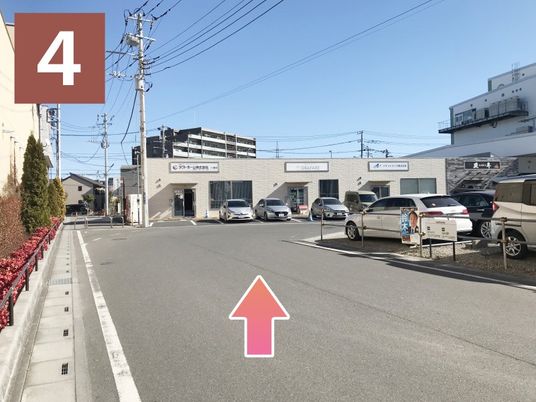 施設前の駐車場  