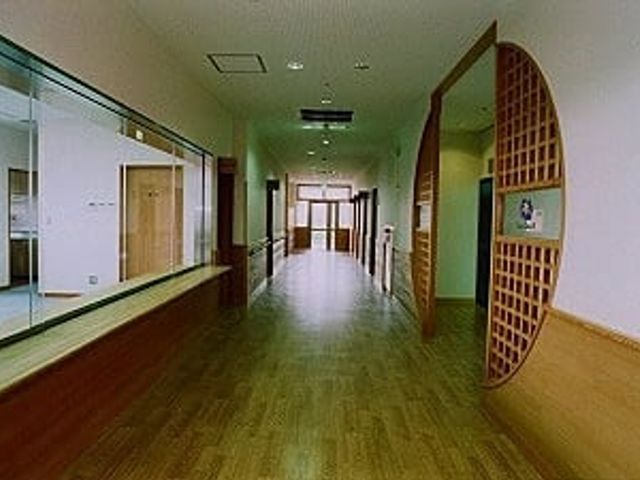 広々とした廊下 廊下 広々としたスペースで、自然光が差し込む明るい廊下です。車椅子でも快適に移動できます。