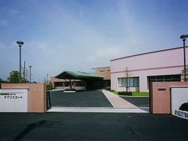 開放的な外観の施設 外観 広々としたエントランスが印象的な建物です。青空の下で働く爽やかな環境を提供しています。