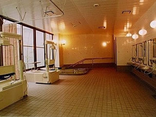 開放感のある浴室 浴室 広々とした浴室には自然光が入り、くつろぎのひとときを過ごせます。