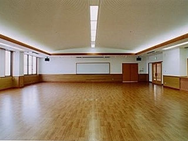広々とした多目的室 多目的室 自然光が差し込む広々とした空間です。多様な活動に対応できる設計となっています。