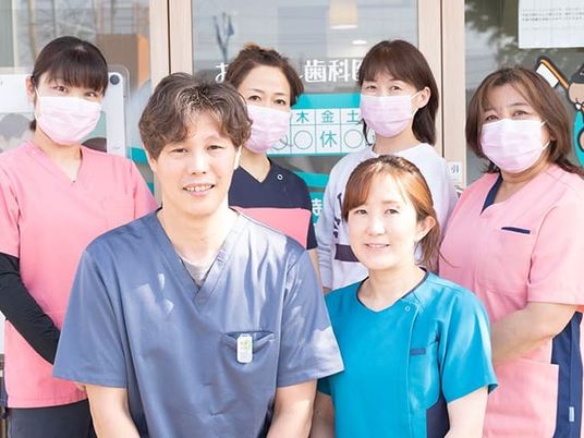 マスク姿のスタッフ集合  