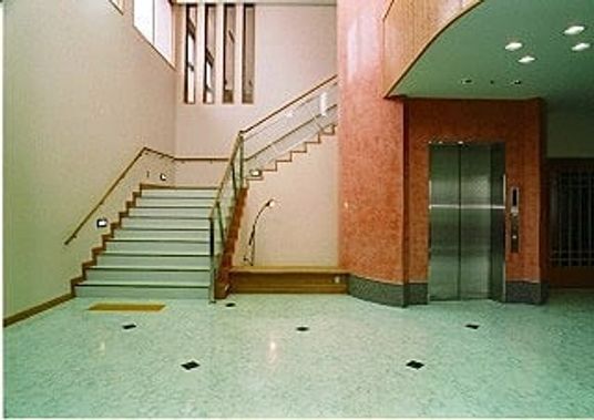 広々とした階段とエレベーターのあるロビー