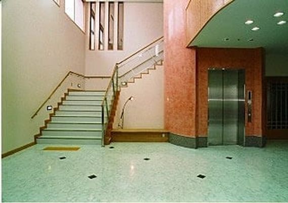 広々とした階段とエレベーターのあるロビー