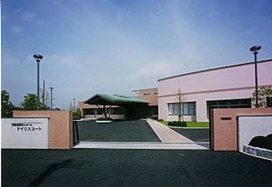 広い敷地の外観