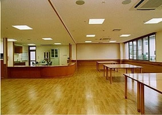 明るい木製の広間