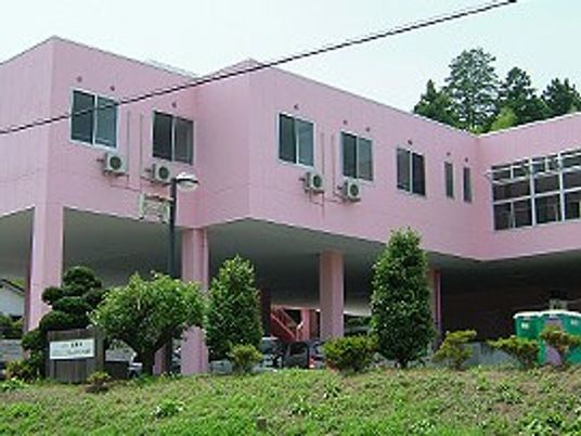 ピンクの建物外観  