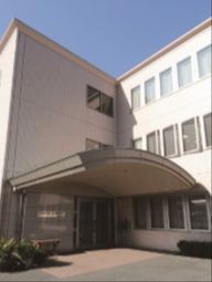 清潔感ある建物のエントランス